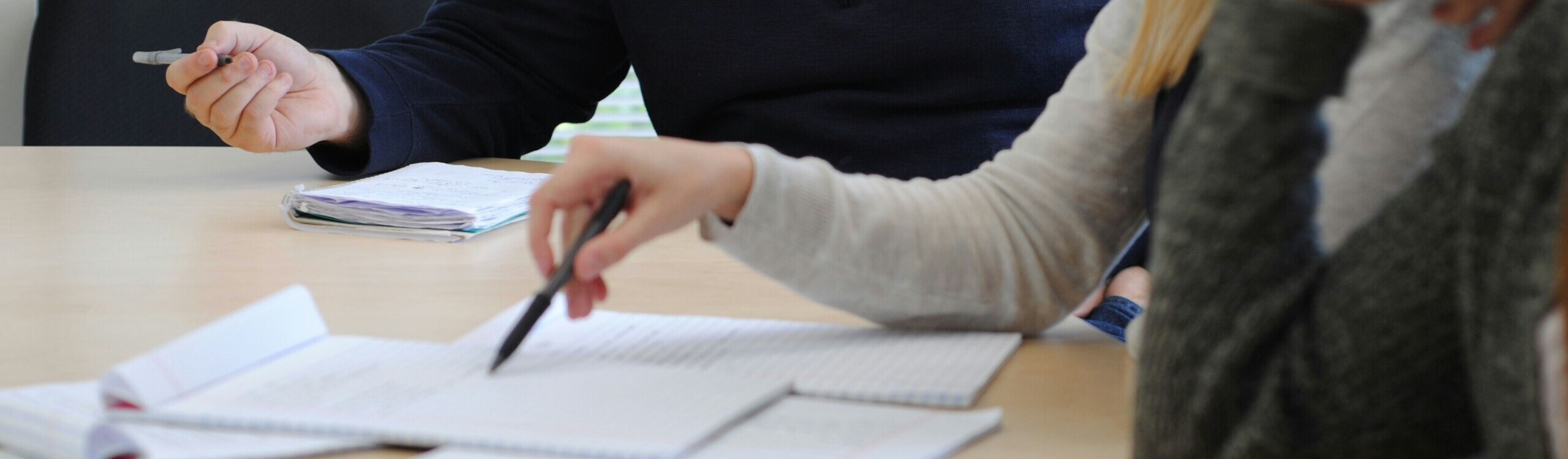 personas firmando